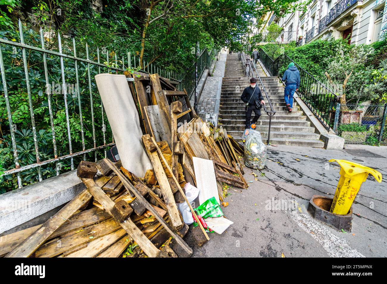 Abgerissene Schutzhütte am Fuße der Treppe von Montmartre, Paris 18, Frankreich. Stockfoto
