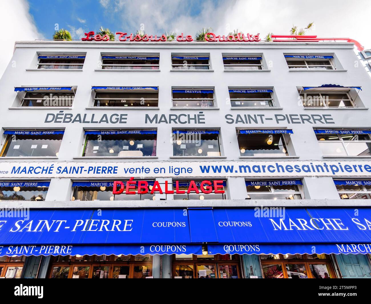 Das berühmte Geschäft für Stoffe und Nähzubehör von Marché Saint-Pierre in Montmartre, Paris 18, Frankreich. Stockfoto