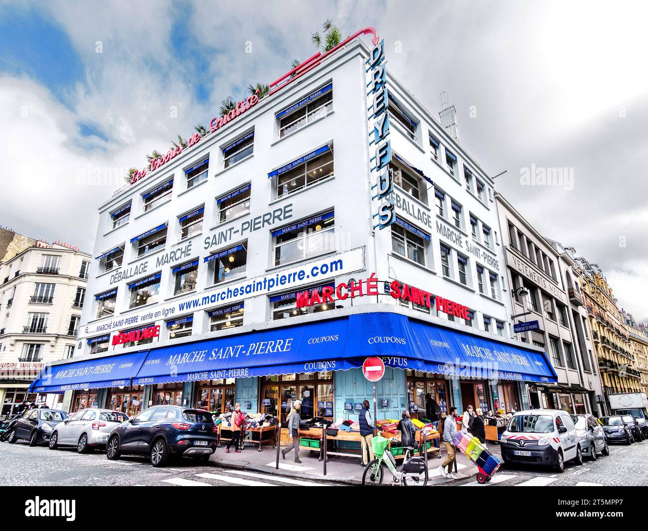 Das berühmte Geschäft für Stoffe und Nähzubehör von Marché Saint-Pierre in Montmartre, Paris 18, Frankreich. Stockfoto