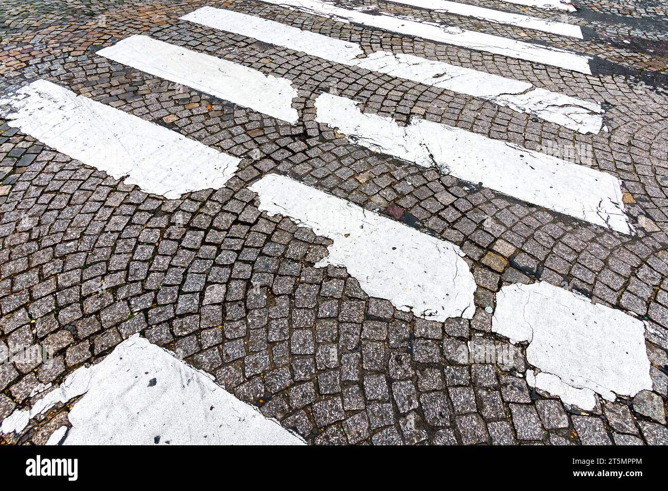 Fußgängerübergang muss neu gestrichen werden - Montmartre, Paris 18, Frankreich. Stockfoto