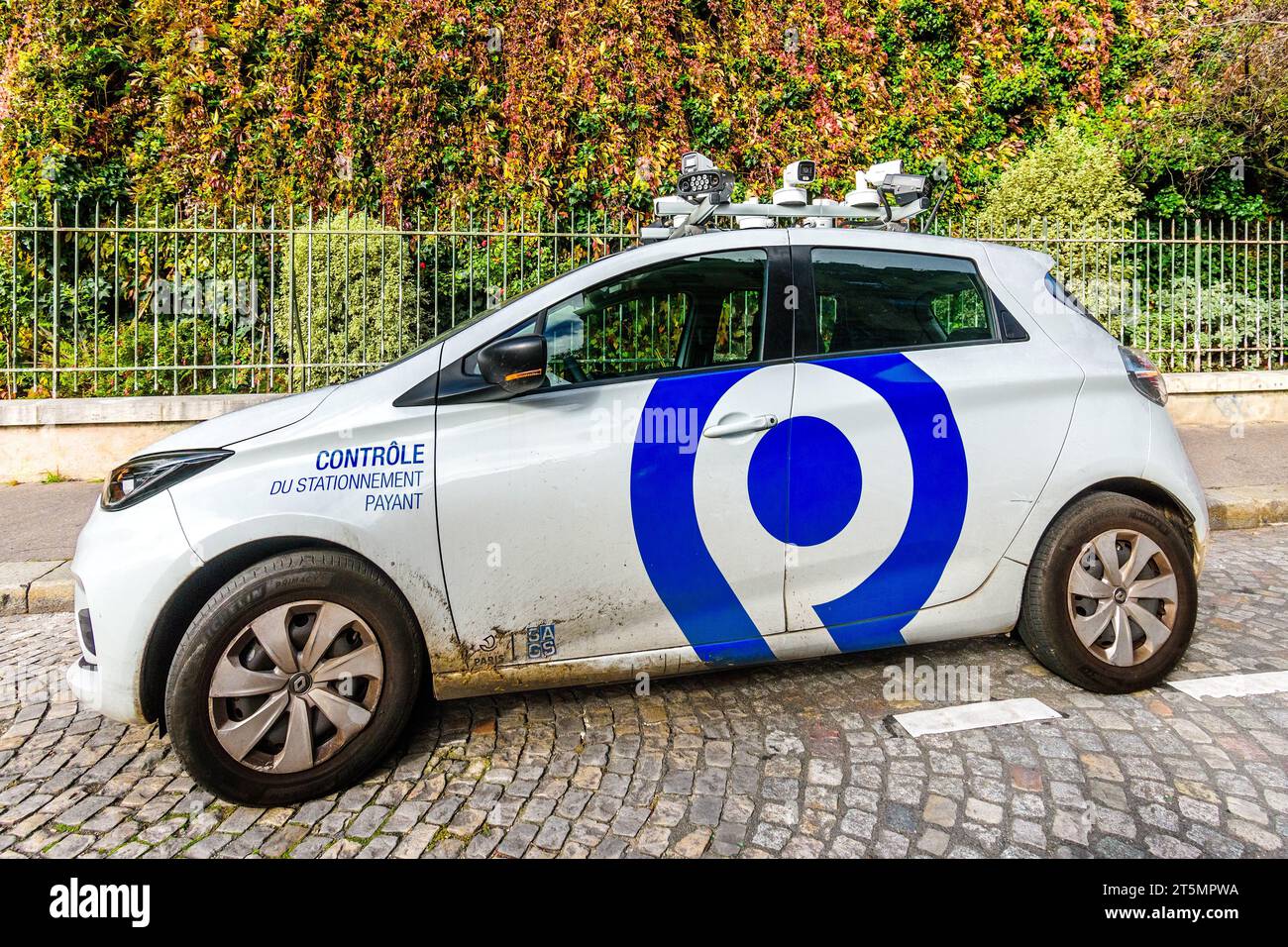 Renault Zoe ist mit LAPI-Scannern ausgestattet, die Fahrzeugzulassungen für Parkgebühren in den Straßen von Paris - Montmartre, Paris 18, Frankreich lesen. Stockfoto