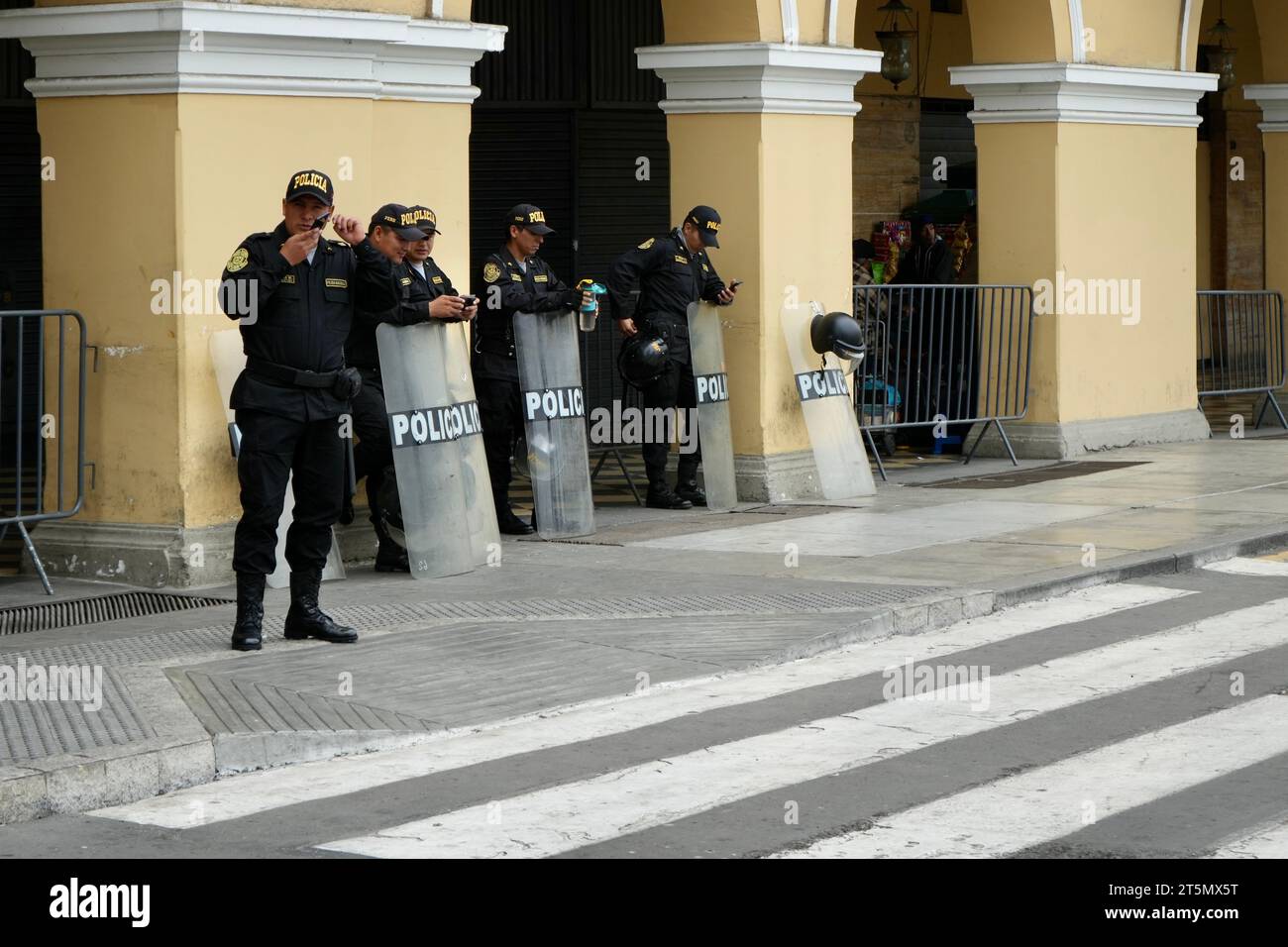 Eine Gruppe von Polizisten mit Aufruhrscharen auf Patrouille im Stadtzentrum von Lima. Lima, Peru, 3. Oktober 2023. Stockfoto