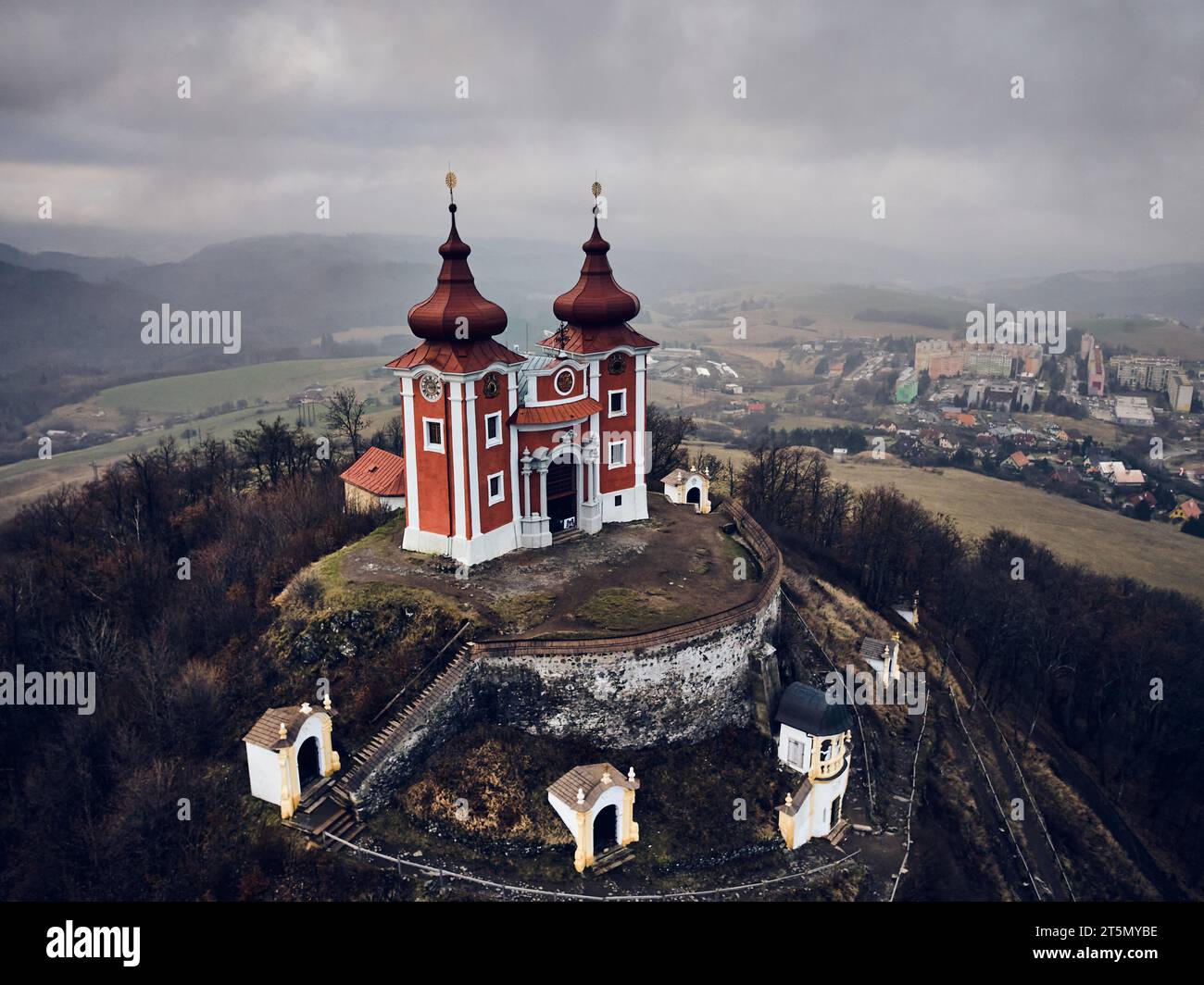 Blick aus der Vogelperspektive auf die historische Kirche auf dem Hügel. Der spätbarocke Kalvarienkalvarium in Banska Stiavnica in der Slowakei. Stockfoto
