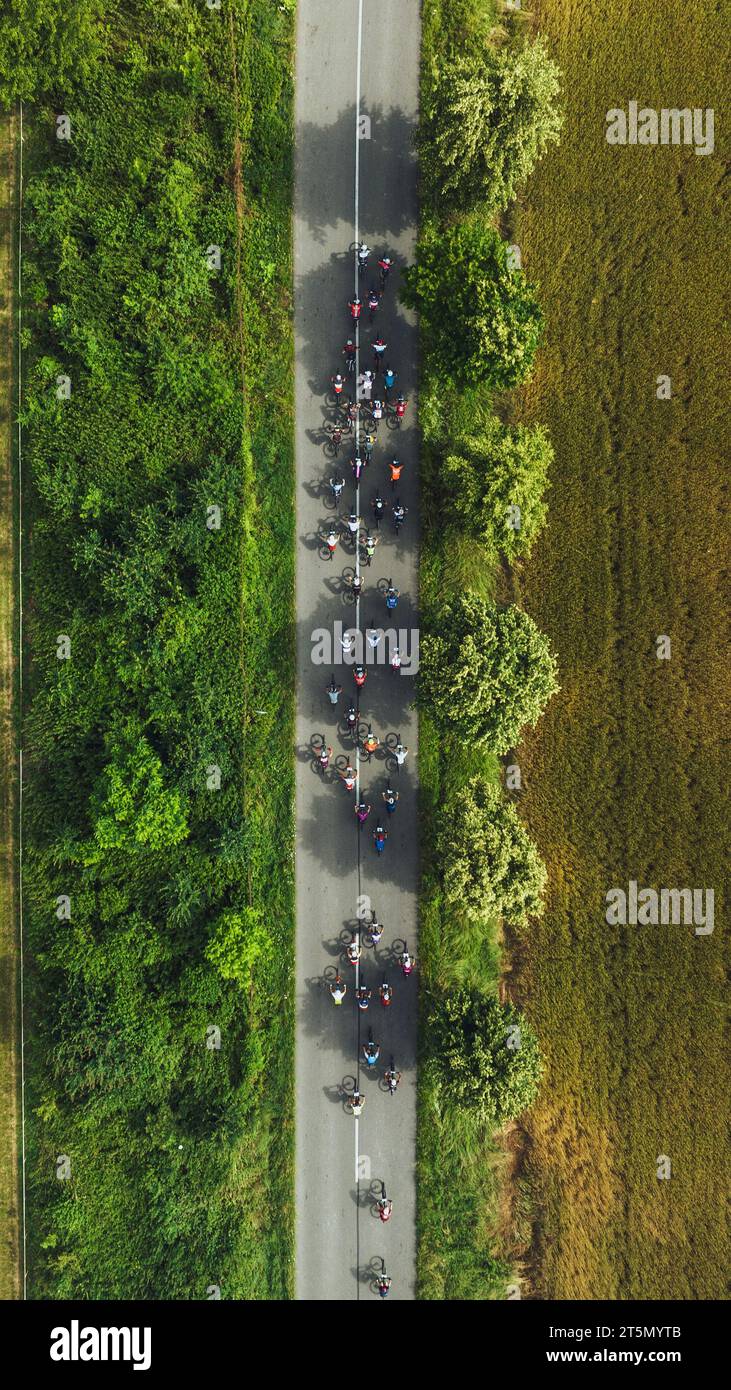 Blick von oben auf Radrennen. Professionelle Radfahrer, die auf der Straße fahren. Stockfoto