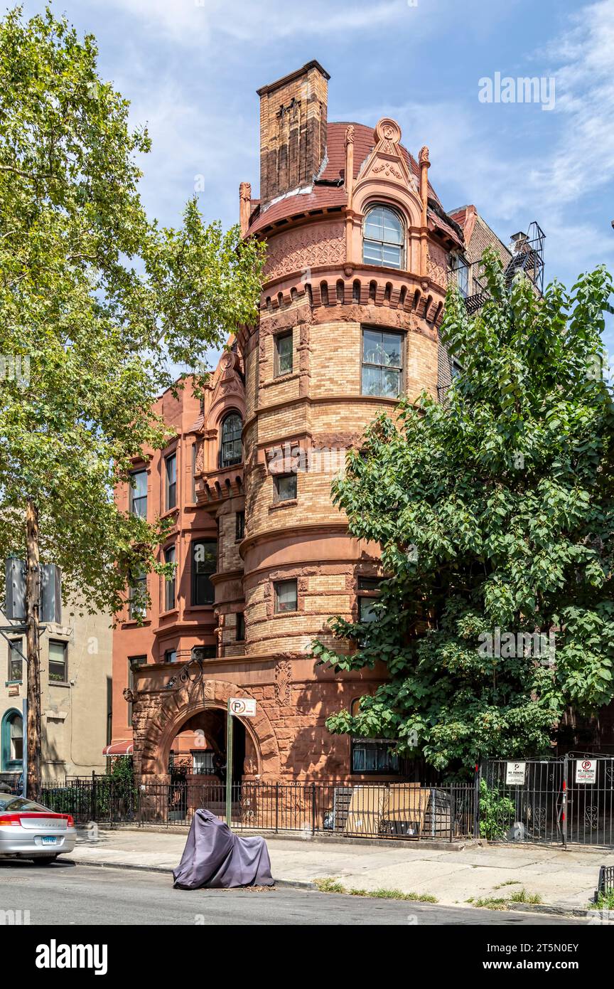 Clinton Hill: Castle-like 487 Clinton Avenue ist Teil des Fort Greene Historic District. Farbe verdeckt die wahre Farbe und Textur des Steins. Stockfoto