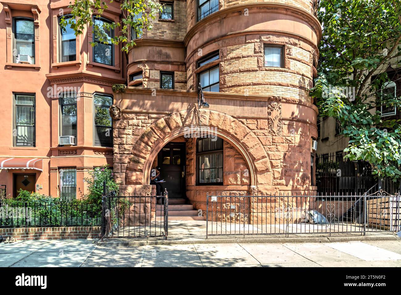 Clinton Hill: Castle-like 487 Clinton Avenue ist Teil des Fort Greene Historic District. Farbe verdeckt die wahre Farbe und Textur des Steins. Stockfoto