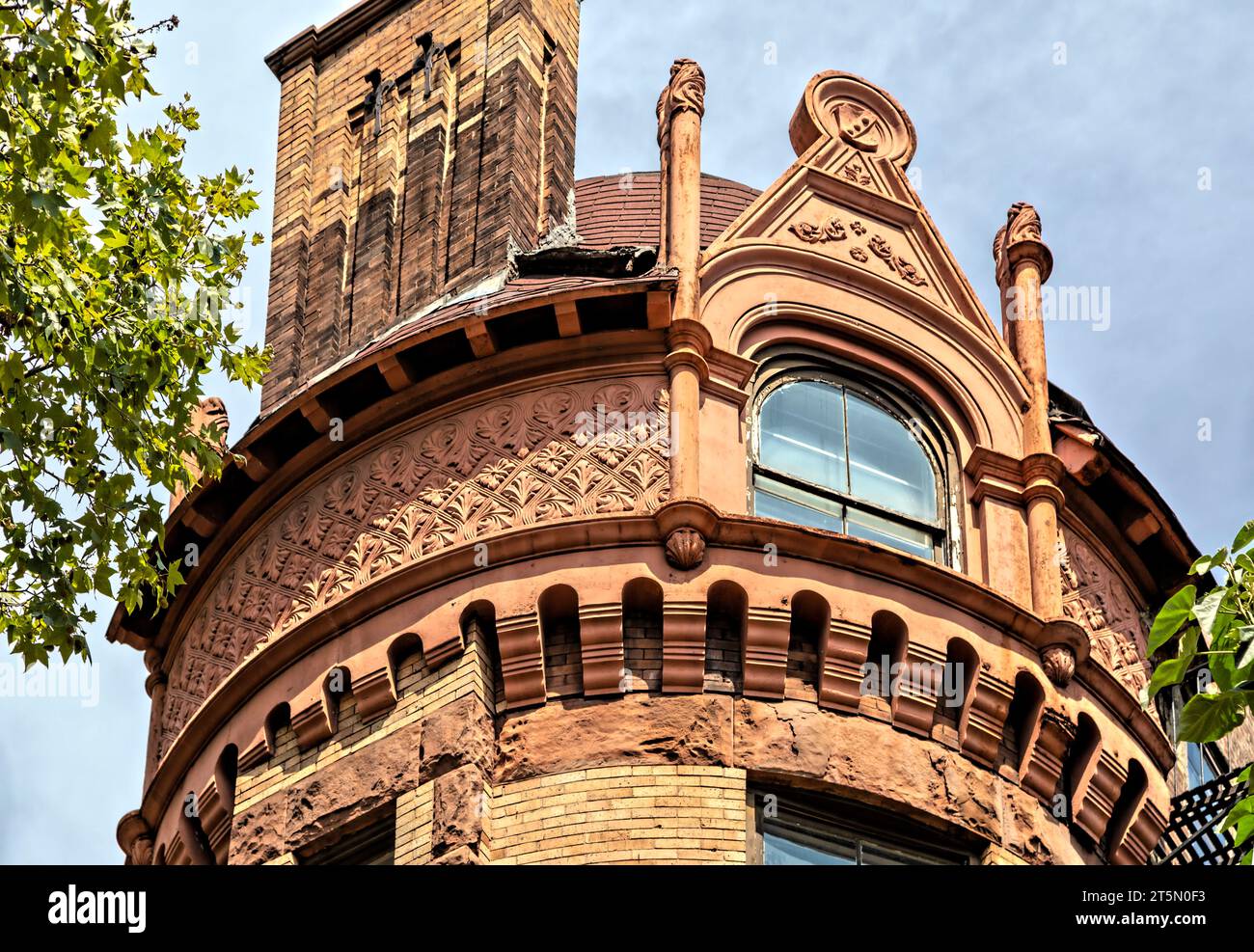 Clinton Hill: Castle-like 487 Clinton Avenue ist Teil des Fort Greene Historic District. Farbe verdeckt die wahre Farbe und Textur des Steins. Stockfoto