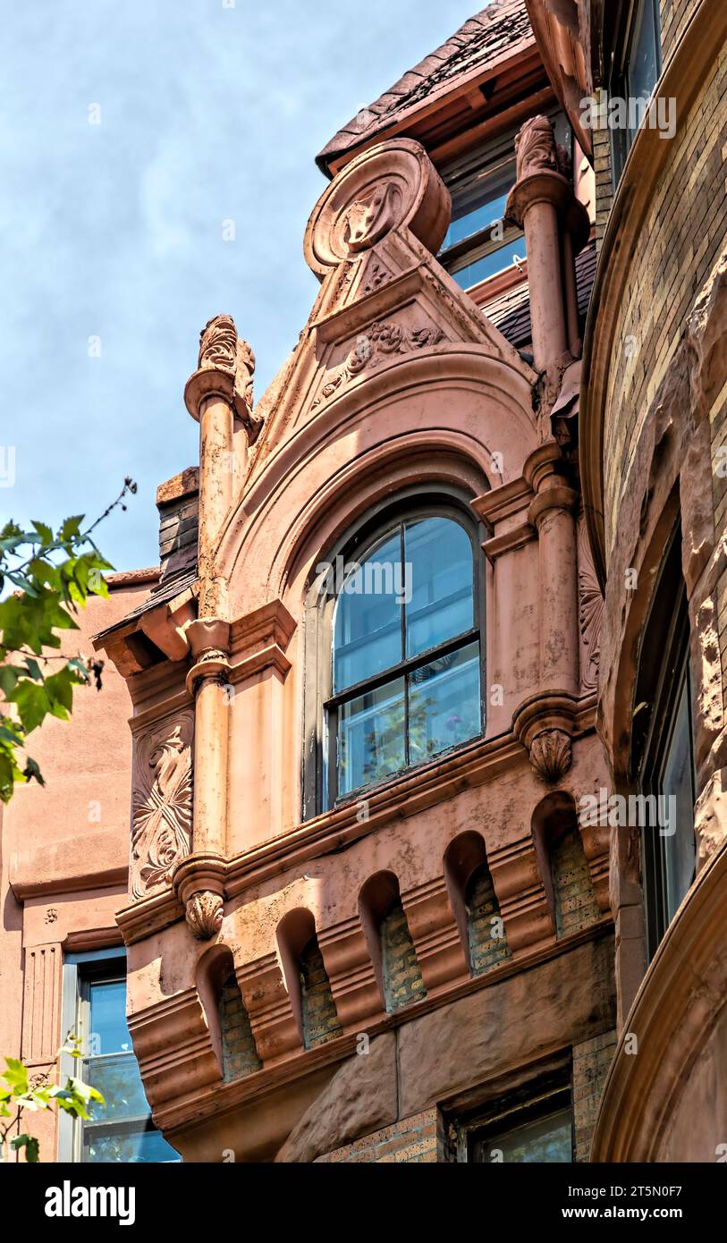 Clinton Hill: Castle-like 487 Clinton Avenue ist Teil des Fort Greene Historic District. Farbe verdeckt die wahre Farbe und Textur des Steins. Stockfoto