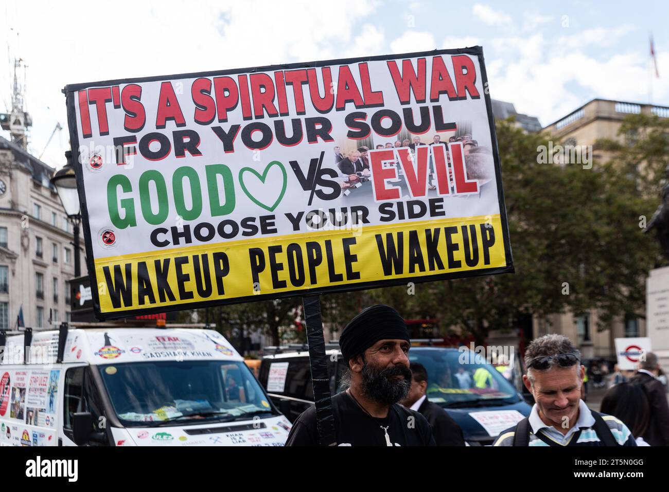 Protest gegen die Regierung, Plakette, auf der steht, dass es ein spiritueller Krieg für deine Seele ist. Gut gegen Böse, wähle deine Seite. Bild des konservativen Parteikabinetts Stockfoto Protest gegen die Regierung, Plakette, auf der steht, dass es ein spiritueller Krieg für deine Seele ist. Gut gegen Böse, wähle deine Seite. Bild des konservativen Parteikabinetts Stockfoto