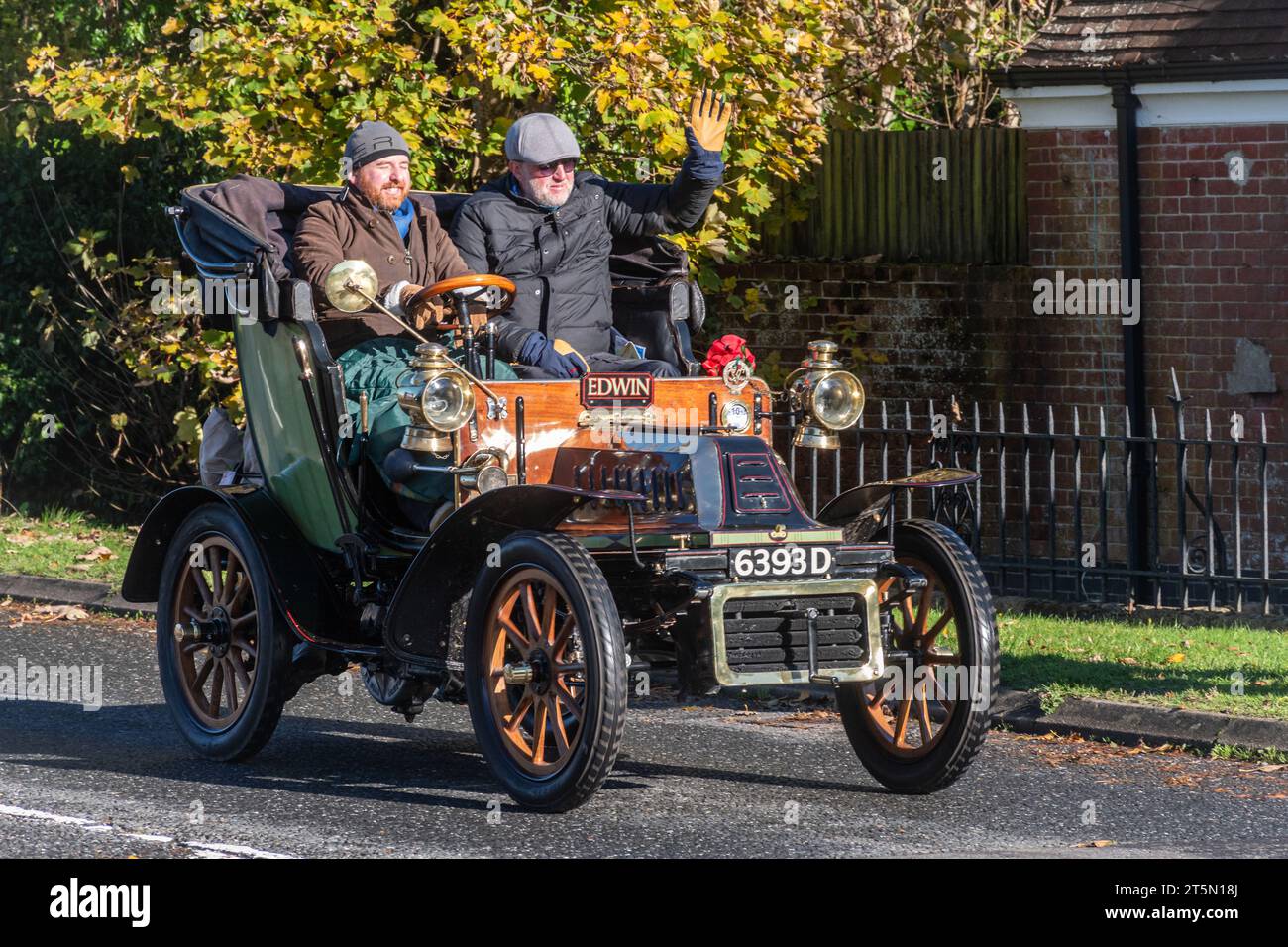 November 2023. Teilnehmer am London to Brighton Veteran Car Run 2023 durch West Sussex, England, Großbritannien. Die Route des beliebten jährlichen Events ist etwa 60 km lang. Im Bild: Ein 1904 de Dion Bouton auf der Straße. Stockfoto