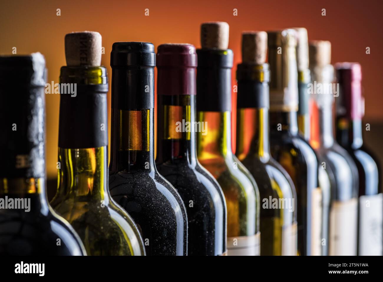 Korken- und Unkorken-Weinflaschen in Nahaufnahme. Weinhintergrund. Stockfoto