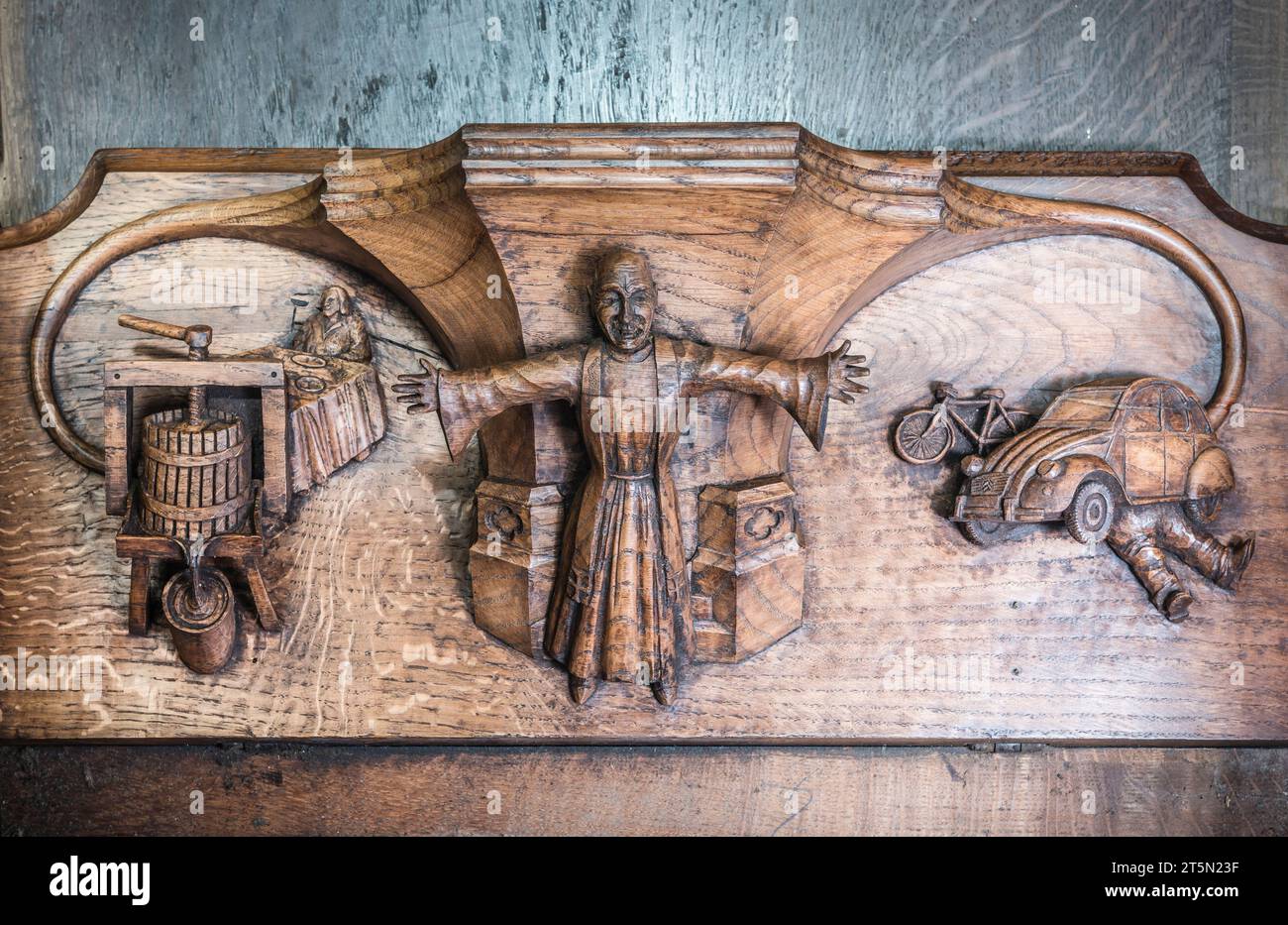 Ein gemeißeltes Misericord in der Leintwardine Church zum Gedenken an Pfarrer Marcus Thompson-McCausland, einen beliebten Priester, Apfelwein-Hersteller und Citroen-Mechaniker Stockfoto
