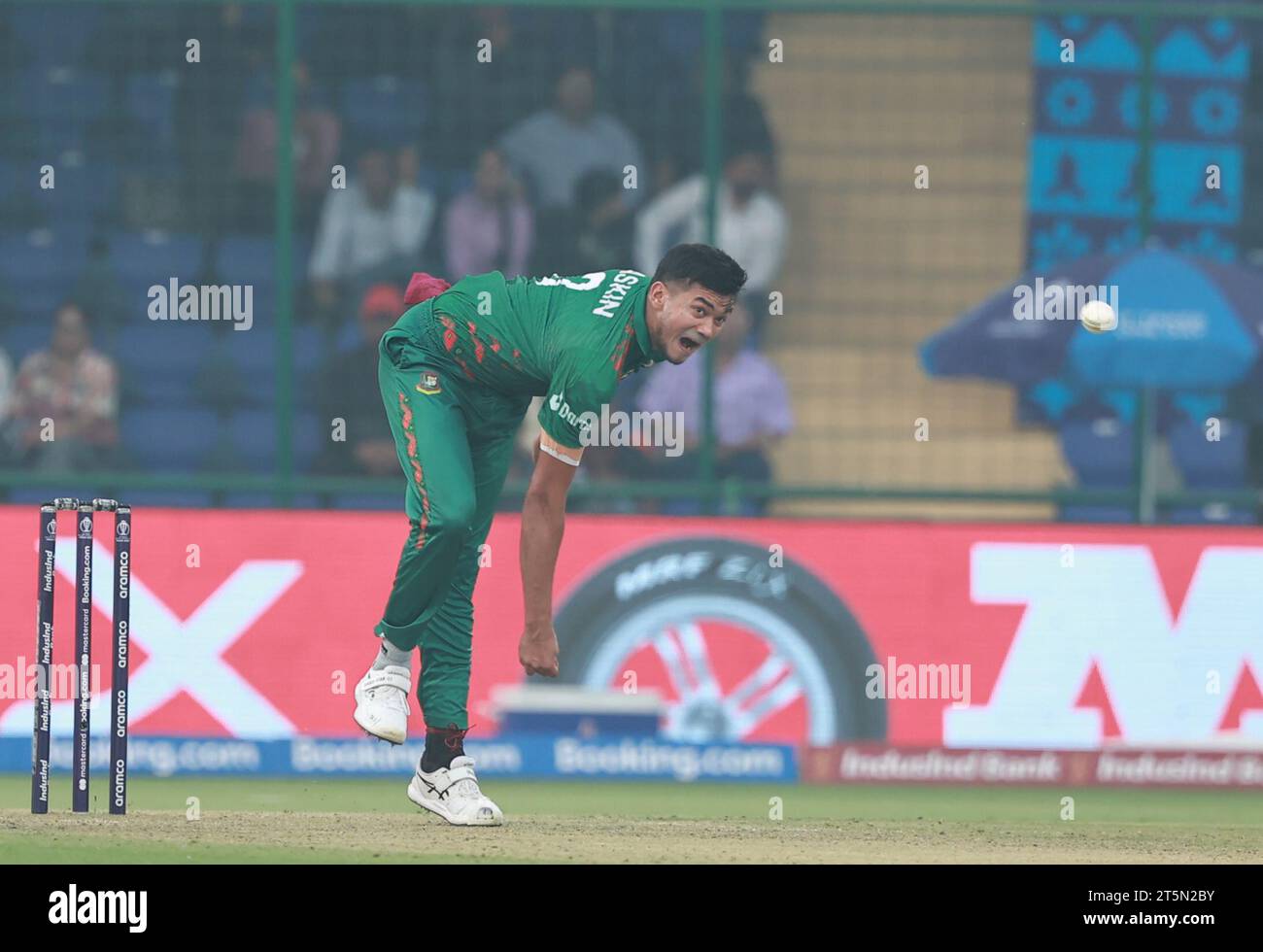 Neu-Delhi, Delhi, Indien. November 2023. Taskin Ahmed aus Bangladesch während des Spiels Nr. 38 der ICC Men's Cricket World Cup One-Day International (ODI) zwischen Sri Lanka und Bangladesch im Arun Jaitley Stadium, Neu-Delhi, Indien am 06. November 2023 (Foto: © Avijit das/ZUMA Press Wire) NUR ZUR REDAKTIONELLEN VERWENDUNG! Nicht für kommerzielle ZWECKE! Quelle: ZUMA Press, Inc./Alamy Live News Stockfoto