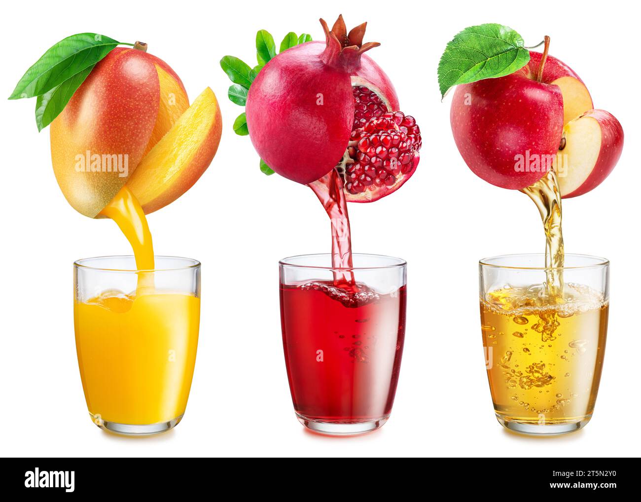 Sammlung von Saftgläsern und frischem Saft, der aus Früchten in die Gläser fließt, isoliert auf weißem Hintergrund. Kreatives Bild für Ihre Werbetreibenden Stockfoto