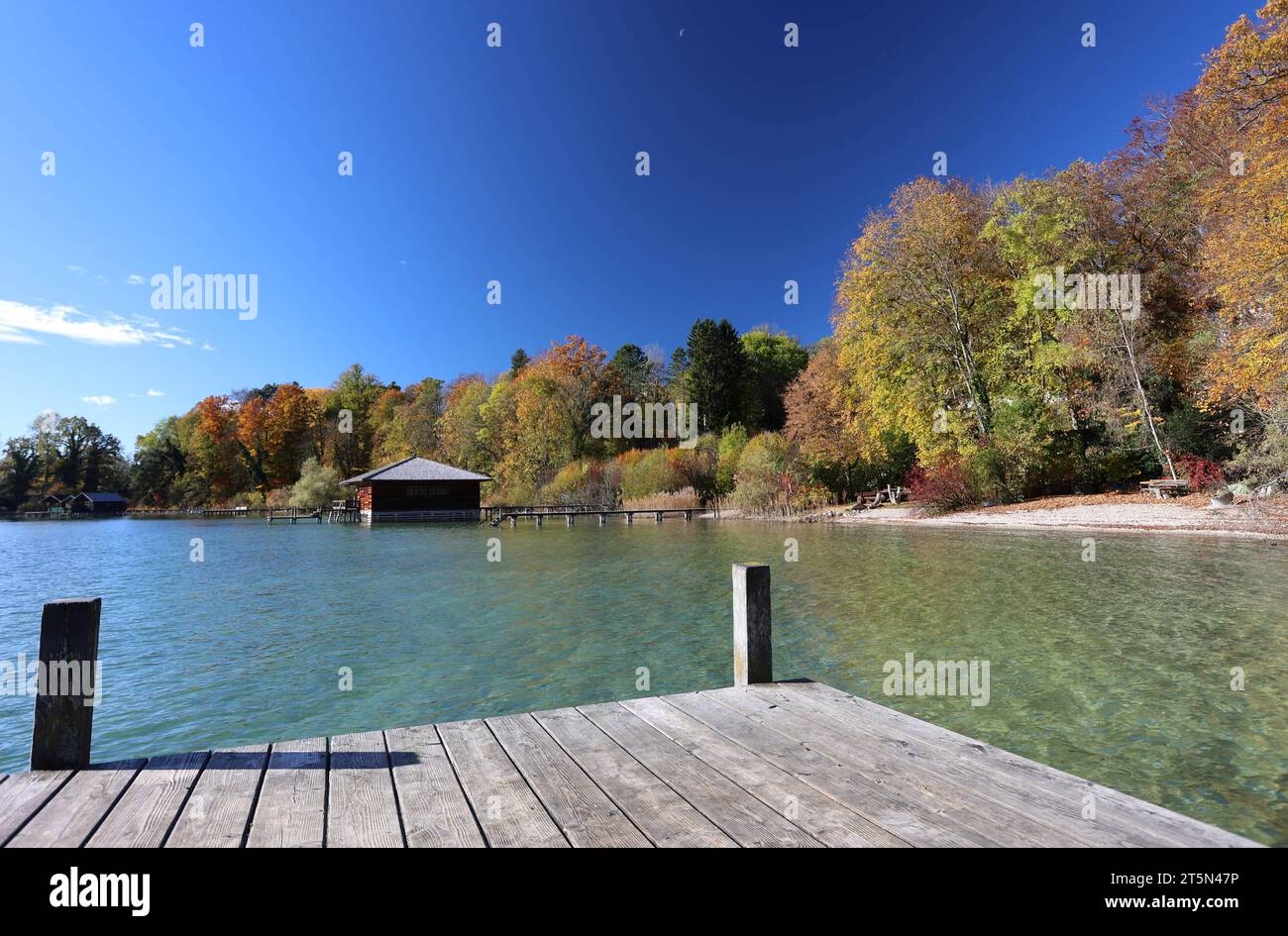 Tutzing, Bayern, Deutschland 06. November 2023: Ein Herbsttag in Tutzing Landkreis Starnberg. Hier der Blick vom Tutzinger Freibad auf den Starnberger See, herbstlich, Färbung, Laub, Herbstbild, Steg, Bootshaus, Tourismus, spazieren, wandern, wärme *** Tutzing, Bayern, Deutschland 06 November 2023 ein Herbsttag im Stadtteil Tutzing Starnberg hier der Blick vom Tutzing Freibad auf den Starnberger See, Herbstfarben, Färbung, Laub, Herbstbild, Bootssteg, Bootshaus, Tourismus, Wandern, Wärmebeschreibung: Imago/Alamy Live News Stockfoto Tutzing, Bayern, Deutschland 06. November 2023: Ein Herbsttag in Tutzing Landkreis Starnberg. Hier der Blick vom Tutzinger Freibad auf den Starnberger See, herbstlich, Färbung, Laub, Herbstbild, Steg, Bootshaus, Tourismus, spazieren, wandern, wärme *** Tutzing, Bayern, Deutschland 06 November 2023 ein Herbsttag im Stadtteil Tutzing Starnberg hier der Blick vom Tutzing Freibad auf den Starnberger See, Herbstfarben, Färbung, Laub, Herbstbild, Bootssteg, Bootshaus, Tourismus, Wandern, Wärmebeschreibung: Imago/Alamy Live News Stockfoto