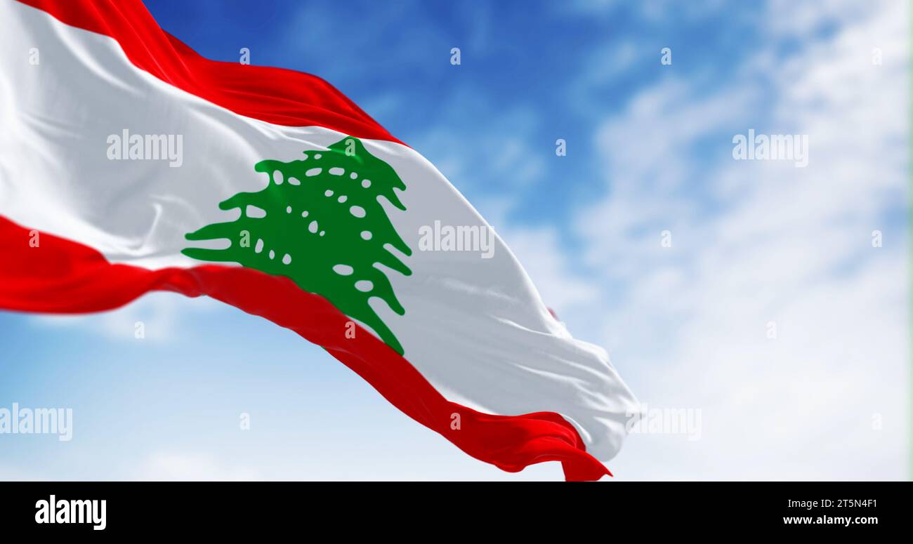 Die libanesische Nationalflagge winkt an einem klaren Tag im Wind. Drei horizontale Streifen rot, weiß, rot, mit grüner libanesischer Zedernholz in der Mitte. 3D-Beleuchtung Stockfoto
