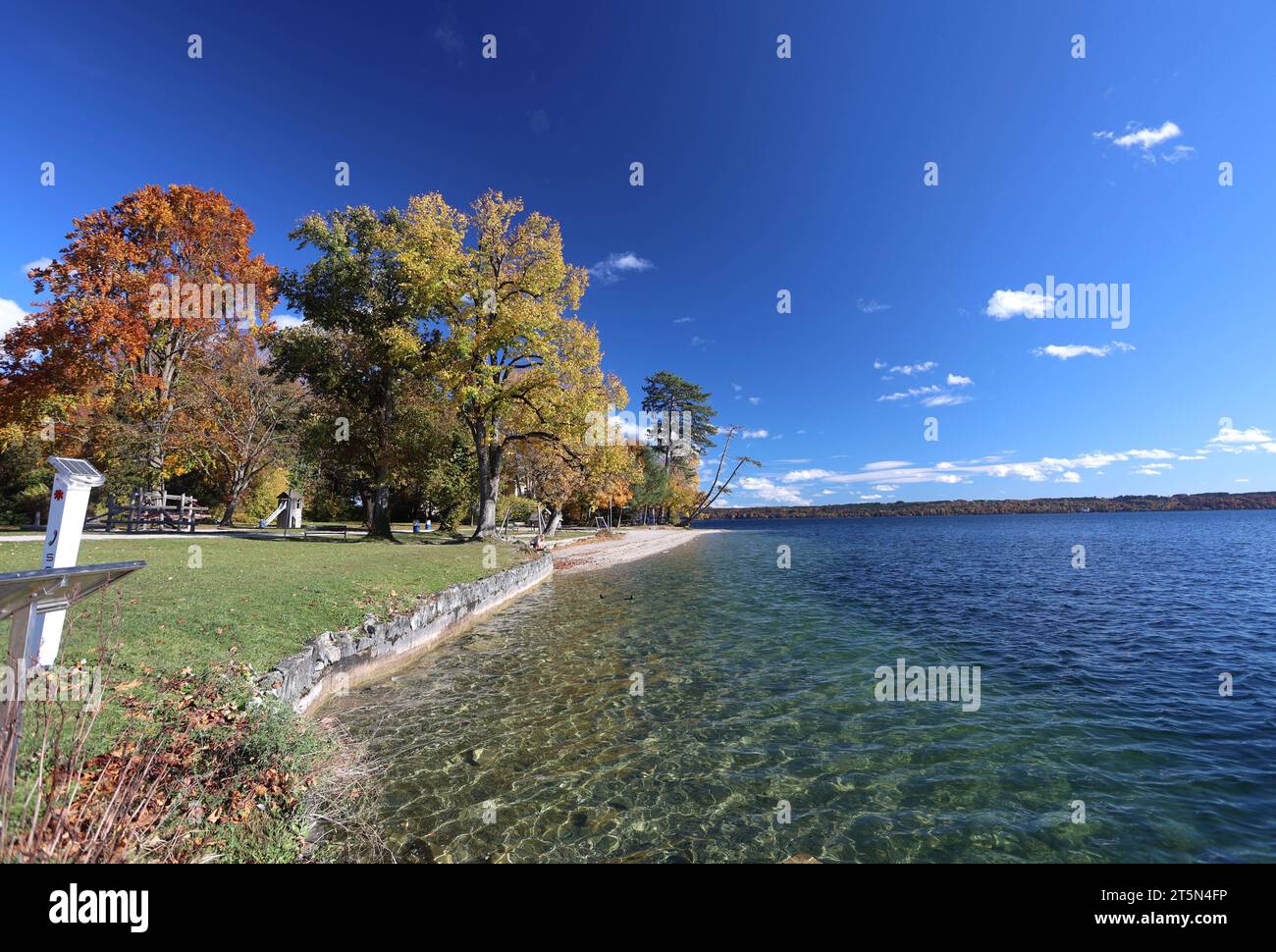 Tutzing, Bayern, Deutschland 06. November 2023: Ein Herbsttag in Tutzing Landkreis Starnberg. Hier der Blick von der Brahmspromenade auf den bekannten schiefen Baum Palme das Ufer und Färbung, Laub, Herbstbild, sowie den Starnberger See,Tourismus, spazieren, wandern,wärme *** Tutzing, Bavaria, Deutschland 06 November 2023 ein Herbsttag im Stadtteil Tutzing Starnberg hier der Blick von der Brahmspromenade auf die berühmte Schiefe Baumpalme das Ufer und Färbung, Laub, Herbstbild, sowie Starnberger See, Tourismus, Wandern, Wärme Stockfoto Tutzing, Bayern, Deutschland 06. November 2023: Ein Herbsttag in Tutzing Landkreis Starnberg. Hier der Blick von der Brahmspromenade auf den bekannten schiefen Baum Palme das Ufer und Färbung, Laub, Herbstbild, sowie den Starnberger See,Tourismus, spazieren, wandern,wärme *** Tutzing, Bavaria, Deutschland 06 November 2023 ein Herbsttag im Stadtteil Tutzing Starnberg hier der Blick von der Brahmspromenade auf die berühmte Schiefe Baumpalme das Ufer und Färbung, Laub, Herbstbild, sowie Starnberger See, Tourismus, Wandern, Wärme Stockfoto