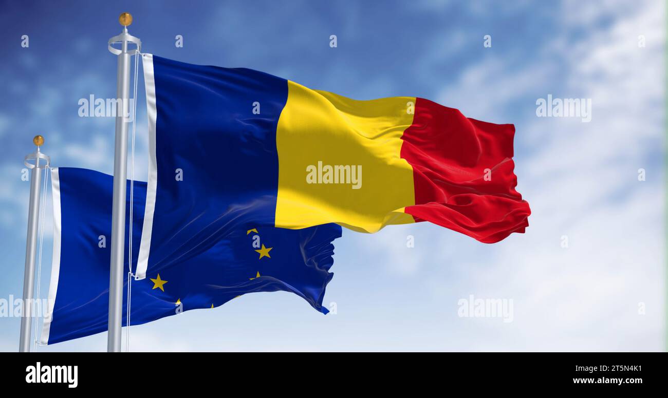 An klaren Tagen winken rumänische und europäische Flaggen im Wind. EU-Mitglied seit Januar 2007. Rendern der 3D-Darstellung. Flatternder Stoff Stockfoto