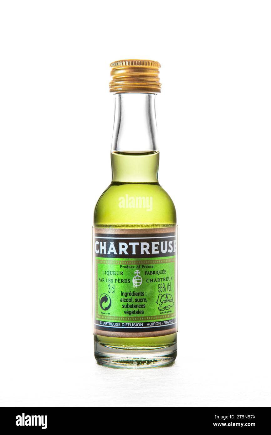 Kleine Flasche grüner Chartreuse-Likör, hergestellt von den Mönchen des Chartreuse-Massivs in Frankreich. Etikett mit der Bezeichnung des Erzeugnisses "Chartreuse" und Stockfoto