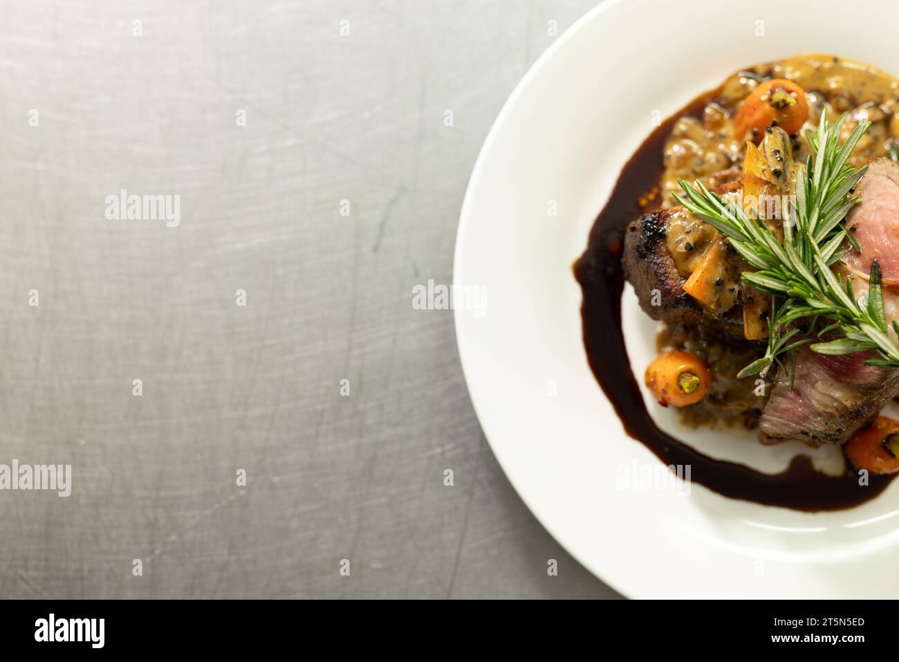 Zubereitete und dekorierte Mahlzeit auf weißem Teller in der Restaurantküche, Kopierraum Stockfoto