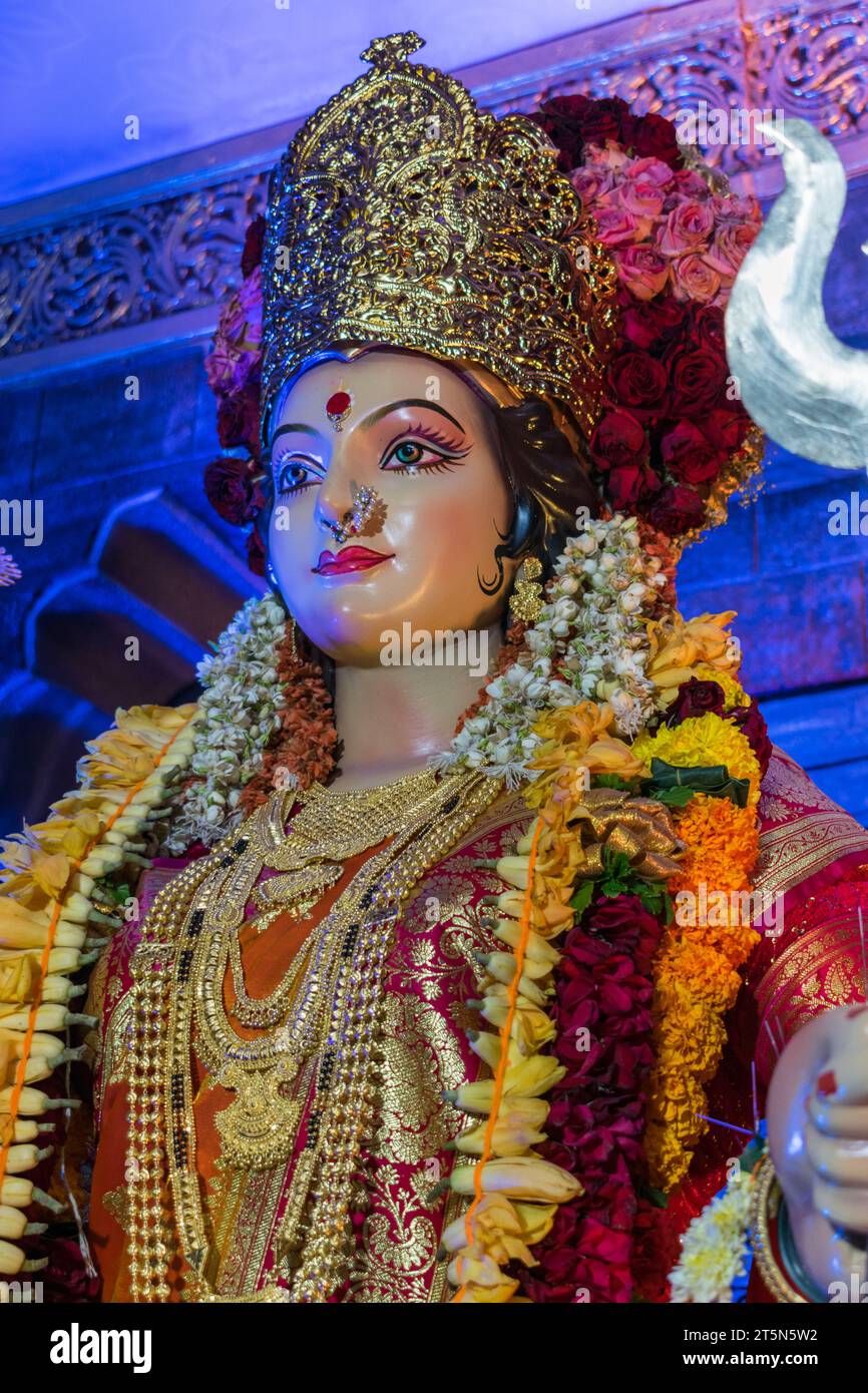 Ein wunderschönes Idol von Maa Durga, der während Navratri in Mumbai, Indien, bei einem Pandal verehrt wird Stockfoto