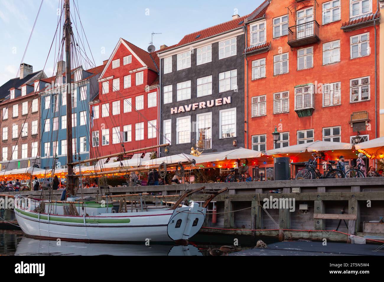 Allgemeiner Blick auf die Hauptstraße des Stadtteils Nyhavn in Kopenhagen, Dänemark. Stockfoto