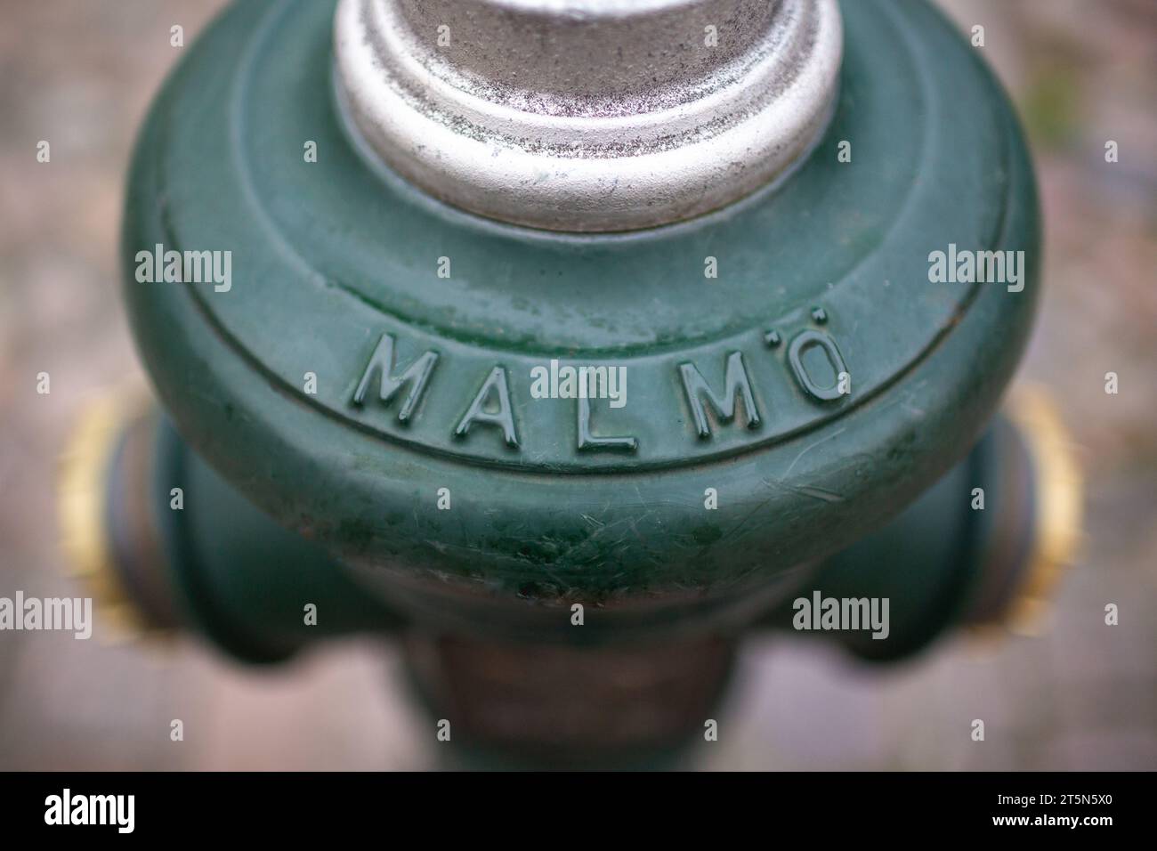 Detail eines Hydranten mit eingeprägtem Namen der Stadt Malmö auf der Oberfläche Stockfoto