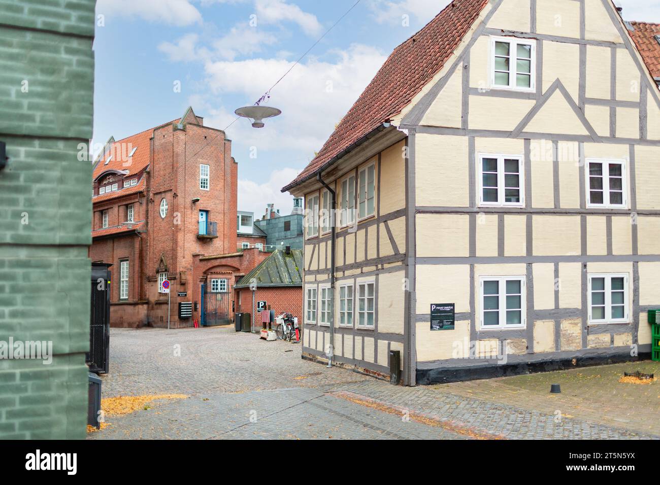 Odense, Dänemark - 20. Oktober 2023: Straßen der Stadt Odense, wo Sie alte Gebäude aus verschiedenen Epochen und Stilen sehen können Stockfoto
