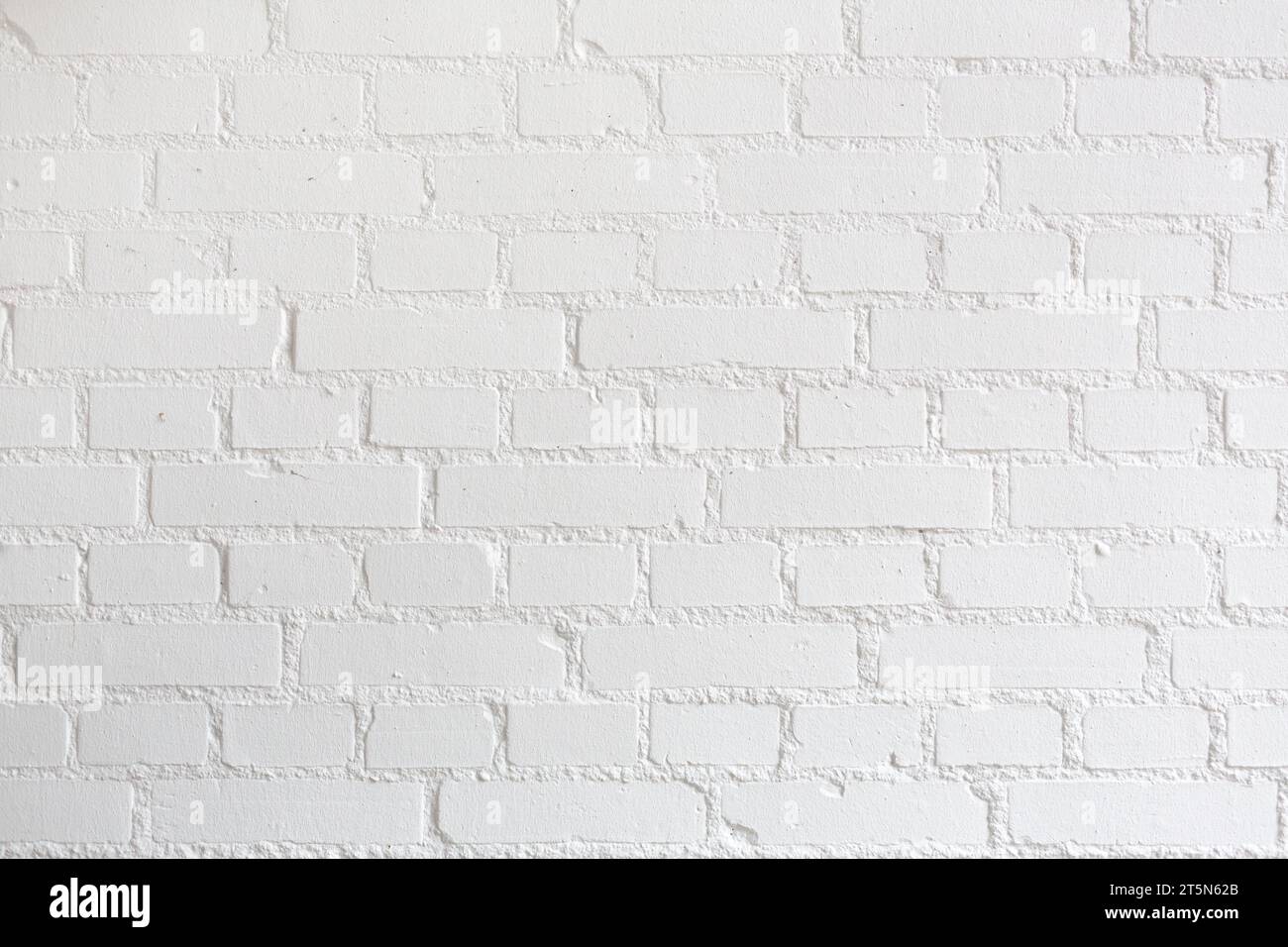 Foto einer weiß gemalten Ziegelwand. Perfekt für die Eingabe von Text und Bildern Stockfoto