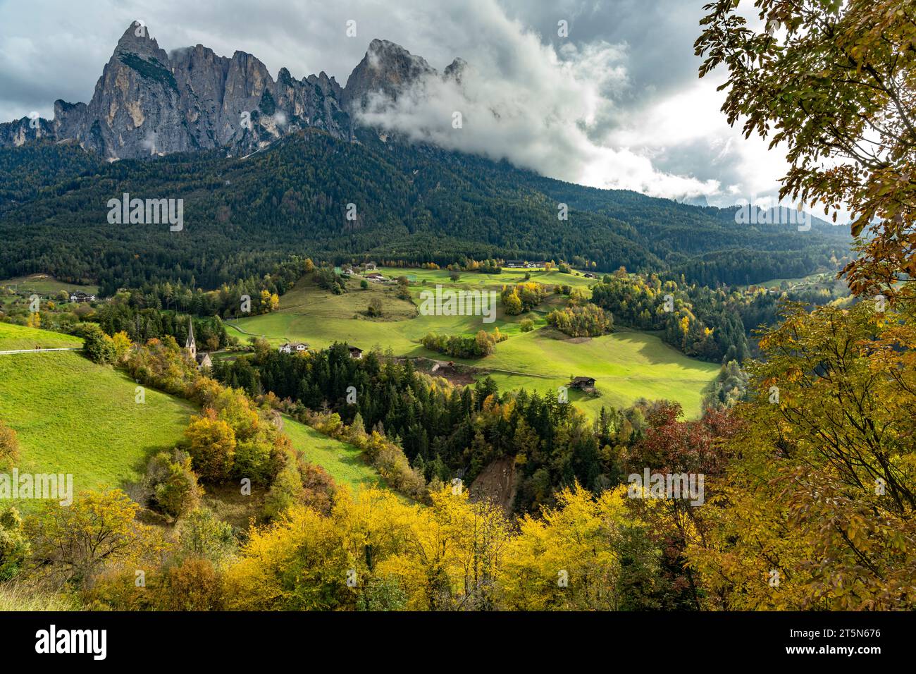 Herbst am Berg Schlern in Seis am Schlern, Südtirol, Italien, Europa | Herbst am Schlern in Seis am Schlern, Südtirol, Italien, Europa Stockfoto