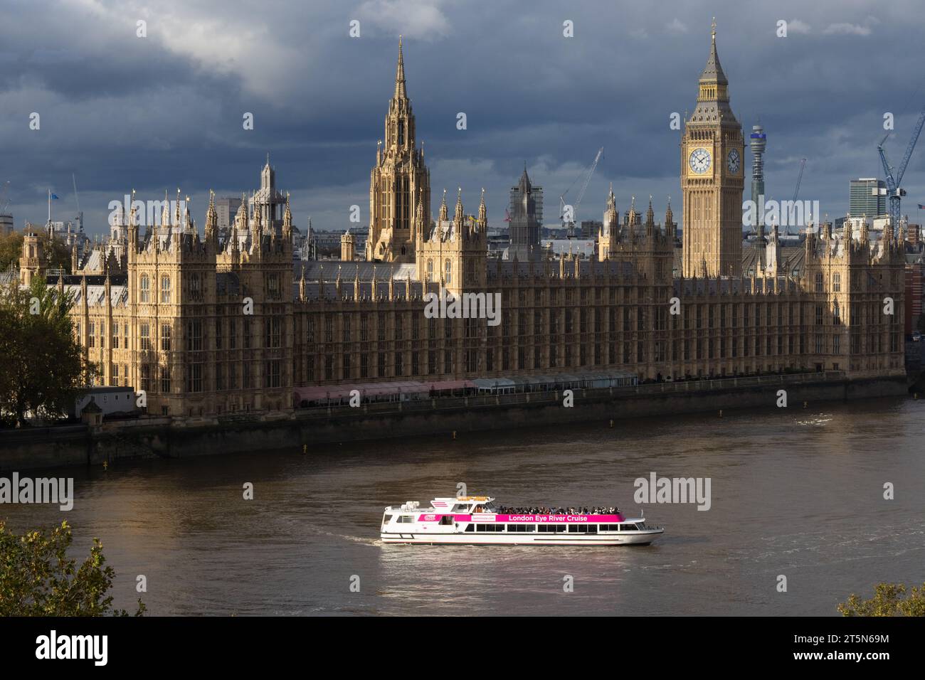 Der Palace of Westminster ist der Versammlungsort des Parlaments des Vereinigten Königreichs und befindet sich in London, England Stockfoto