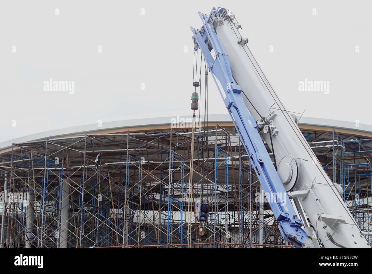 Baustelle mit Gerüsten und Kränen zum Bewegen eines Baustoffes. Stockfoto