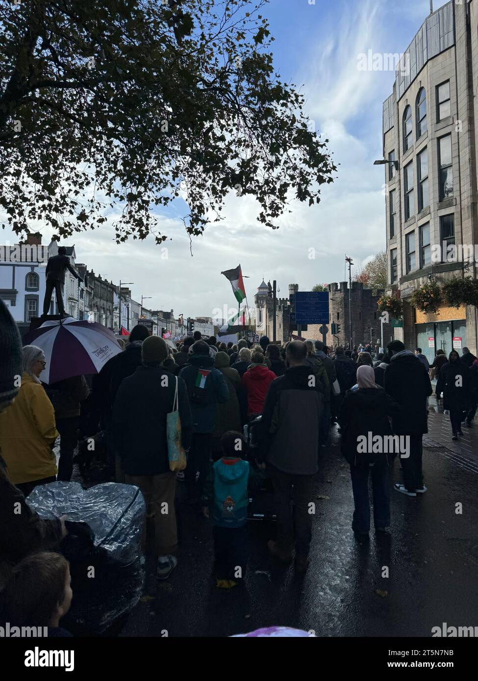 März für Palästina am 4. November 2023 in Cardiff City Centre, Wales, Vereinigtes Königreich Stockfoto