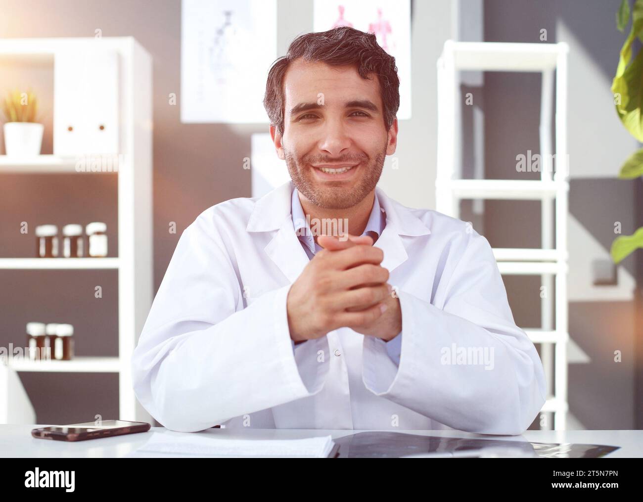 Portrait zuversichtlich männlicher Arzt in Klinik Ärzte Büro Stockfoto