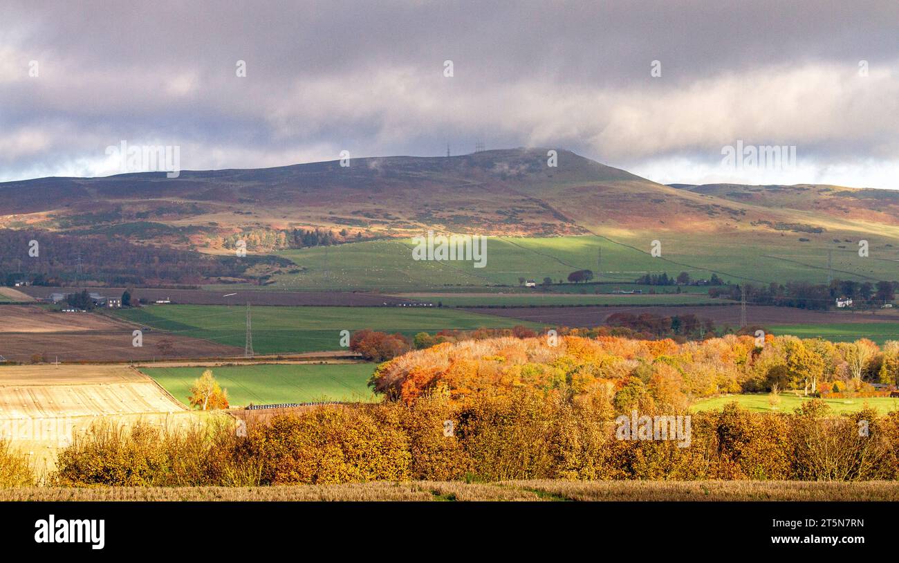 Dundee, Tayside, Schottland, Großbritannien. November 2023. Wetter in Großbritannien: Im ländlichen Dundee erzeugt die herbstliche Sonneneinstrahlung mit niedrigen Wolken auf höherem Boden eine spektakuläre Herbstlandschaft der Sidlaw Hills und Strathmore Valley. Quelle: Dundee Photographics/Alamy Live News Stockfoto