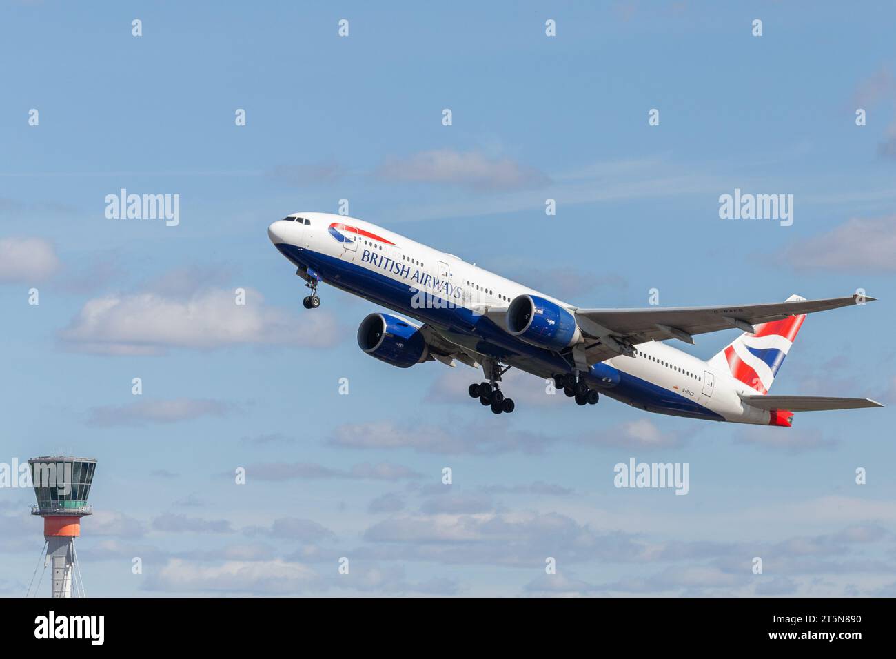 British Airways Boeing 777-236ER, Registrierung G-RAES startet von London Heathrow lhr aus bei perfekten Bedingungen an einem sonnigen Nachmittag mit ATC Tower Stockfoto