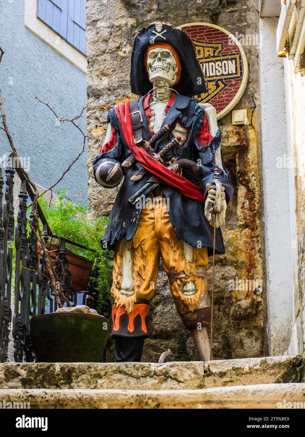 Budva, Montenegro, Pirate der Karibik Skulptur auf der Treppe eines alten Steinhauses, Budva Altstadt, Montenegro. Stockfoto
