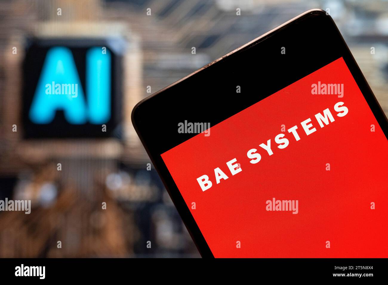 China. November 2023. In dieser Fotoabbildung zeigt das britische multinationale Waffen-, Sicherheits- und Luft- und Raumfahrtunternehmen Bae Systems Logo auf einem Smartphone mit einem Chip für künstliche Intelligenz (KI) und einem Symbol im Hintergrund. (Foto von Budrul Chukrut/SOPA Images/SIPA USA) *** ausschließlich für redaktionelle Nachrichten *** Credit: SIPA USA/Alamy Live News Stockfoto