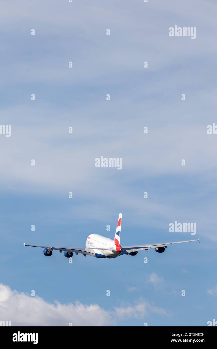 British Airways Airbus A380-841, Registrierung G-XLEF verlässt den Flughafen London Heathrow in den sonnigen Herbstnachmittag Stockfoto
