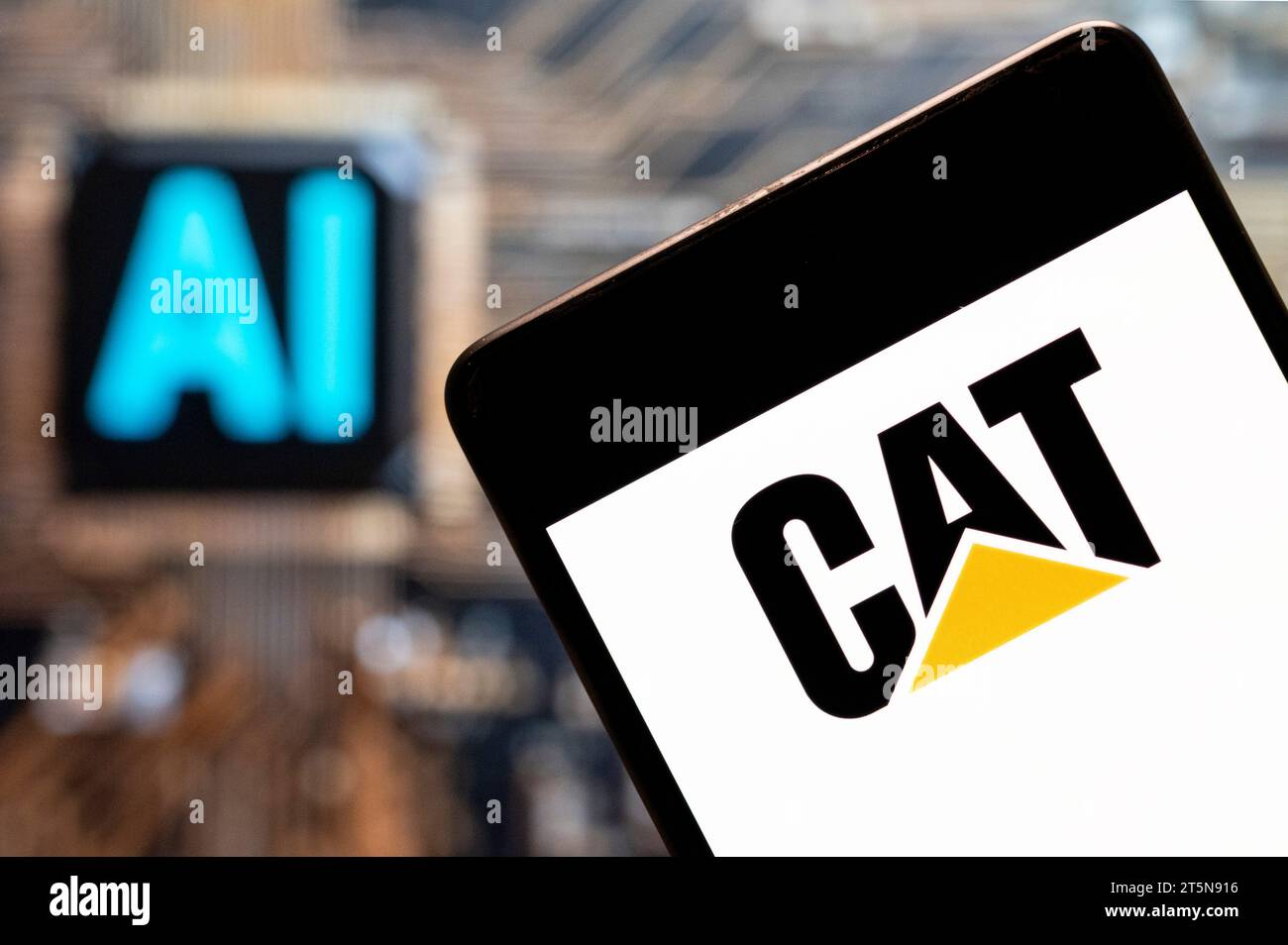 China. November 2023. In dieser Fotoabbildung wird das Logo des amerikanischen Baumaschinenherstellers Caterpillar (CAT) auf einem Smartphone mit einem Chip für künstliche Intelligenz (KI) und einem Symbol im Hintergrund angezeigt. (Foto von Budrul Chukrut/SOPA Images/SIPA USA) *** ausschließlich für redaktionelle Nachrichten *** Credit: SIPA USA/Alamy Live News Stockfoto