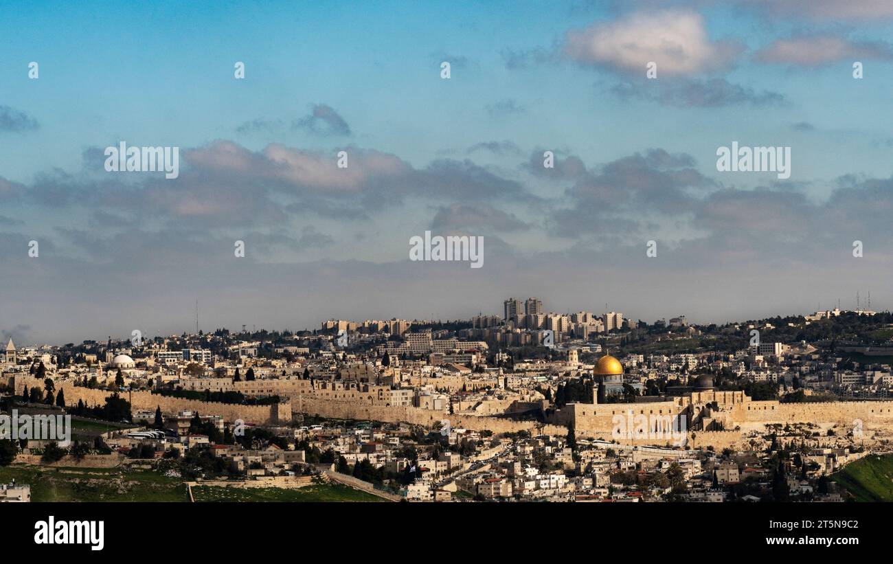 Ein Blick auf die Altstadt von Jerusalem mit Blick nach Norden über den Tempelberg, die Felsenkuppel, die Al Aqsa Moschee und die alten Steinmauern. Stockfoto