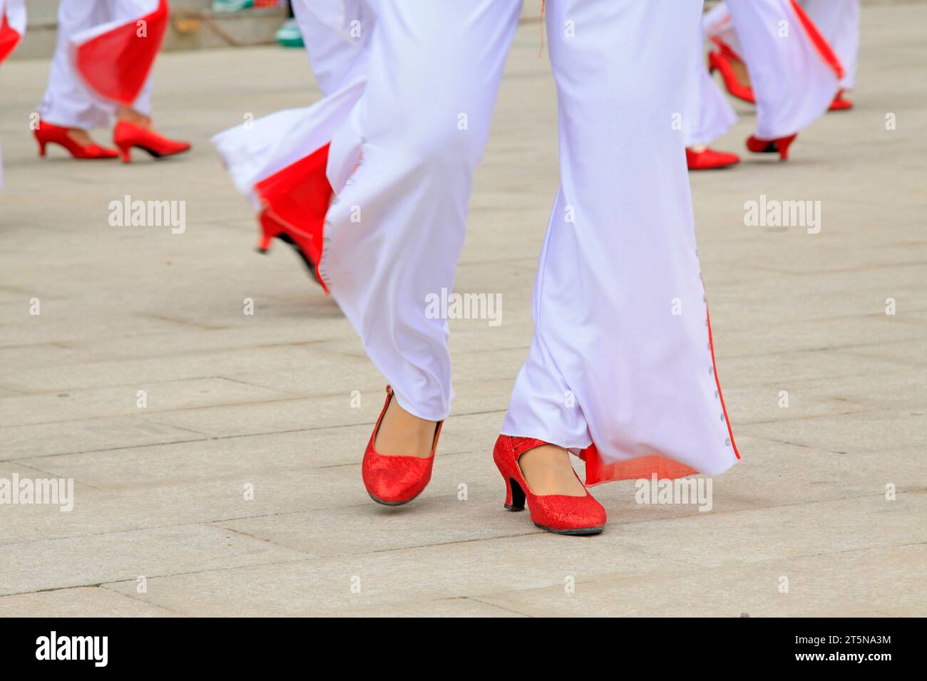 Weiße Hose und rote Schuhe, Nahaufnahme des Fotos Stockfoto