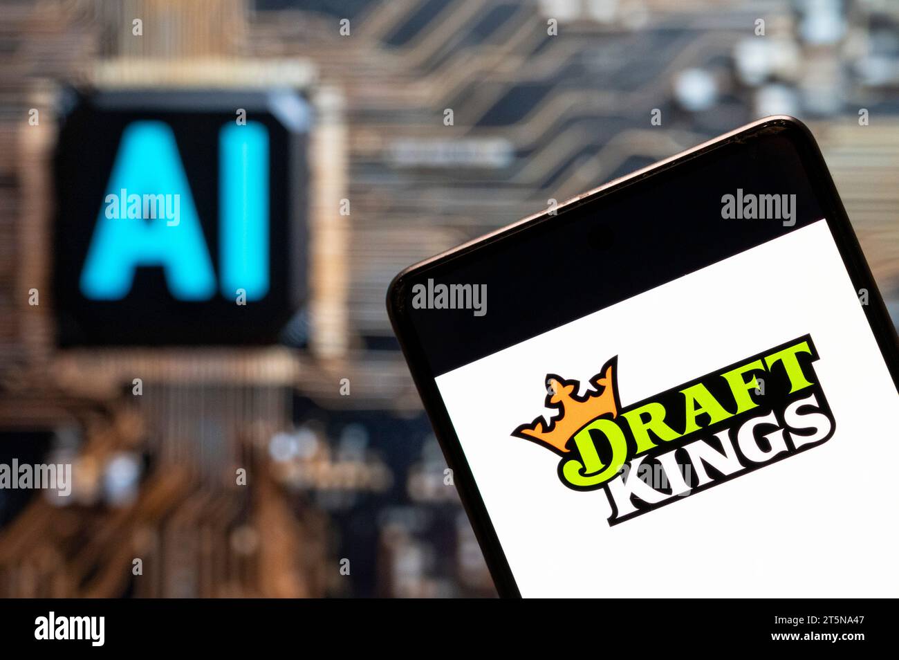 China. November 2023. In dieser Foto-Illustration wird das Logo des amerikanischen Daily Fantasy-Sportwettbewerbs und des Sportwettenunternehmens DraftKings auf einem Smartphone mit einem KI-Chip und einem Symbol im Hintergrund angezeigt. (Credit Image: © Budrul Chukrut/SOPA Images via ZUMA Press Wire) NUR REDAKTIONELLE VERWENDUNG! Nicht für kommerzielle ZWECKE! Stockfoto