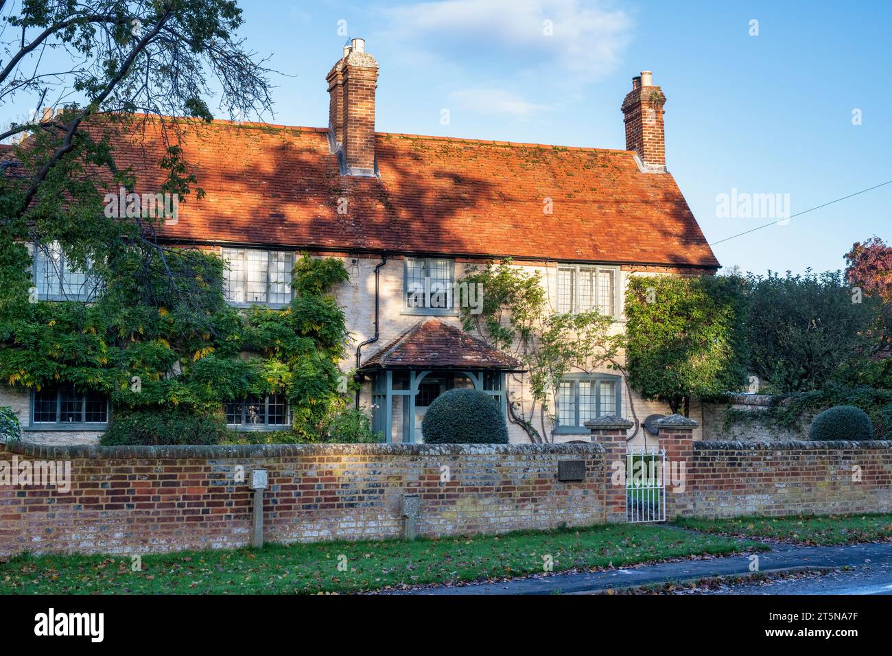 Frühmorgendliches Licht auf einem Haus im Herbst. Warborough, Oxfordshire, England Stockfoto