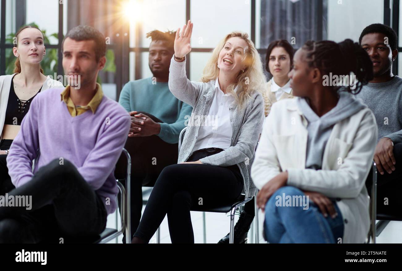 Führt eine Geschäftsausbildung mit einer Gruppe junger Menschen durch. Stockfoto