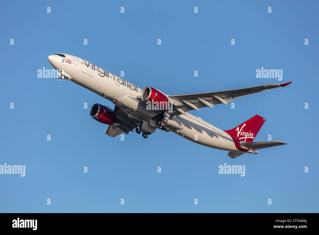 Virgin Atlantic Airbus A330-941, Registrierung G-VTOM, Aufstieg aus London Heathrow an einem sonnigen Spätherbstabend zur goldenen Stunde Stockfoto