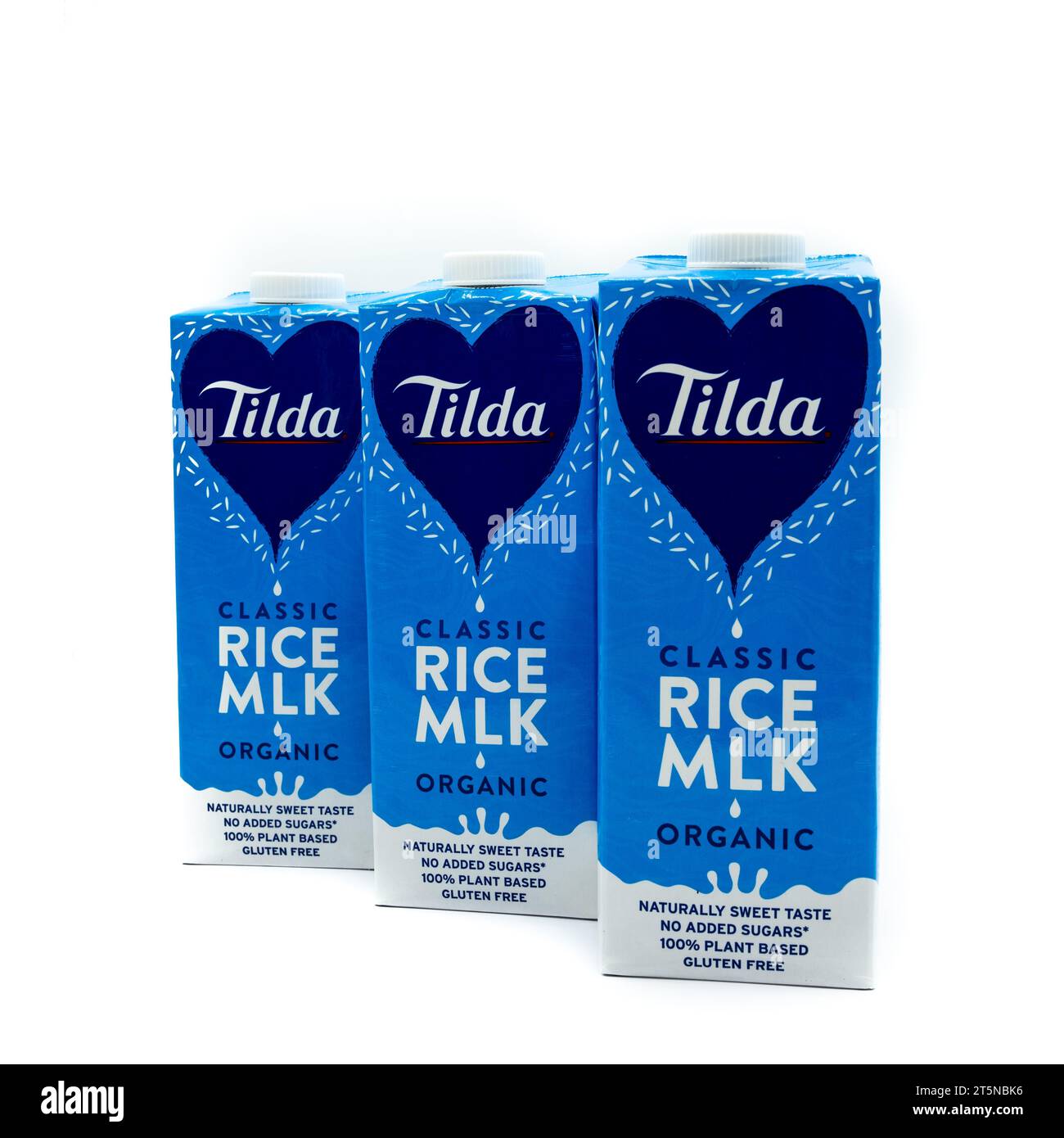Irvine, Schottland, UK-21. Juli 2023: Klassische Bio-Reismilch mit Tilda-Marke in recycelbarer Kartonverpackung und Kunststoffoberteil mit Grafik-Symbol Stockfoto