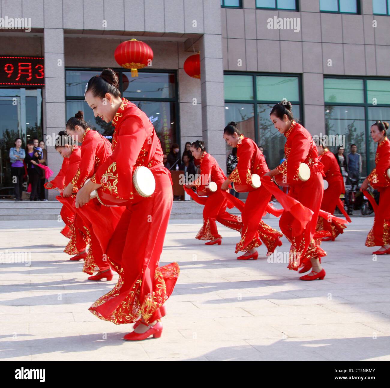 LUANNAN COUNTY - 27. SEPTEMBER: Taillentrommelaufführungen der alten Frauen auf der Nationalfeier am 27. september 2014, Luannan County, Provinz Hebei, Chi Stockfoto