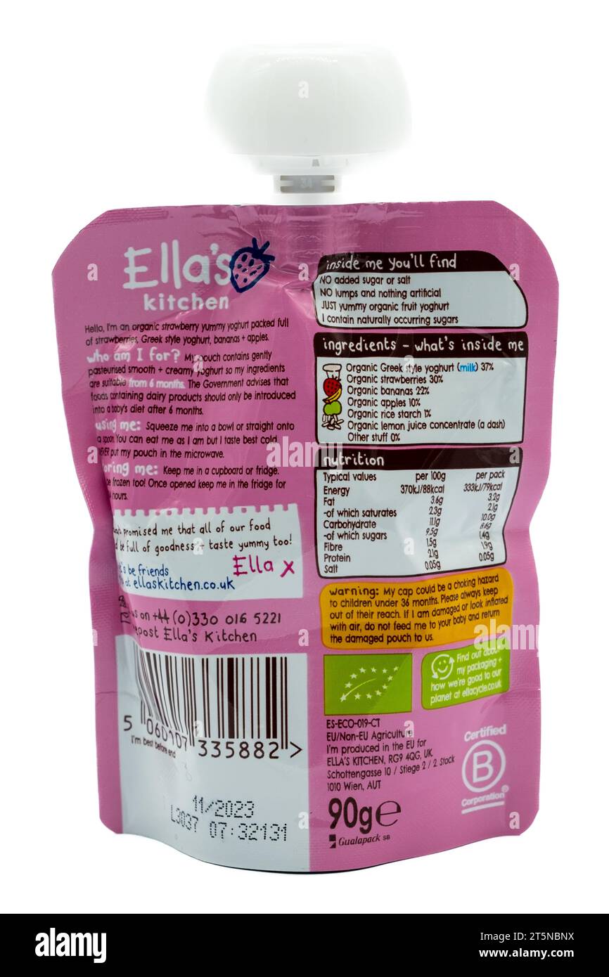 Irvine, Schottland, UK-21. Juli 2023: Bio-Erdbeerjoghurt mit der Marke Ella’s Kitchen in recycelbarer Verpackung und Top mit Grafiken und Symbolen rel Stockfoto