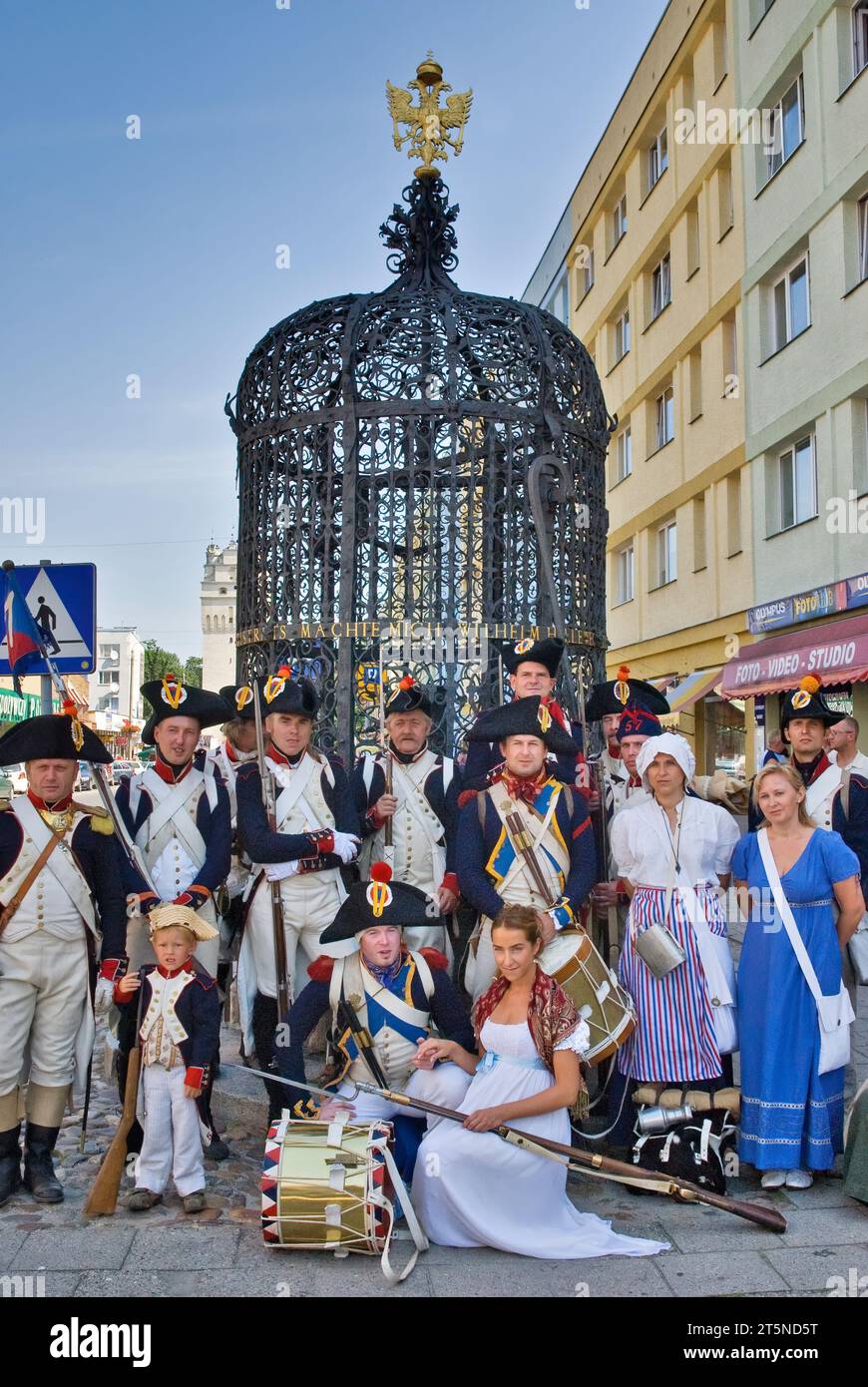 Reenactoren in historischen Uniformen, lange vor der Nachstellung der Belagerung von Neisse während des Napoleonischen Krieges mit Preußen 1807 in Nysa, Polen Stockfoto